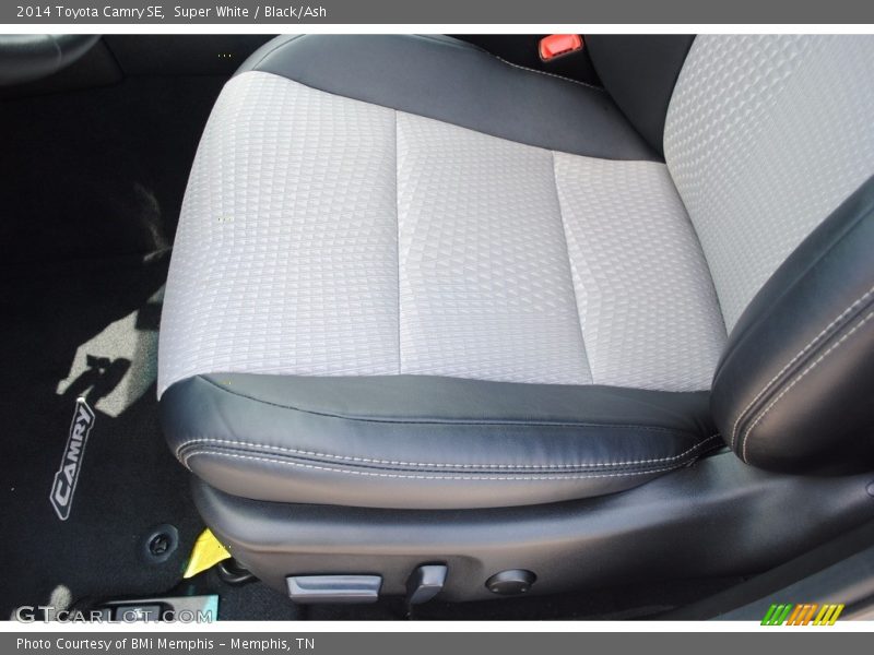 Super White / Black/Ash 2014 Toyota Camry SE