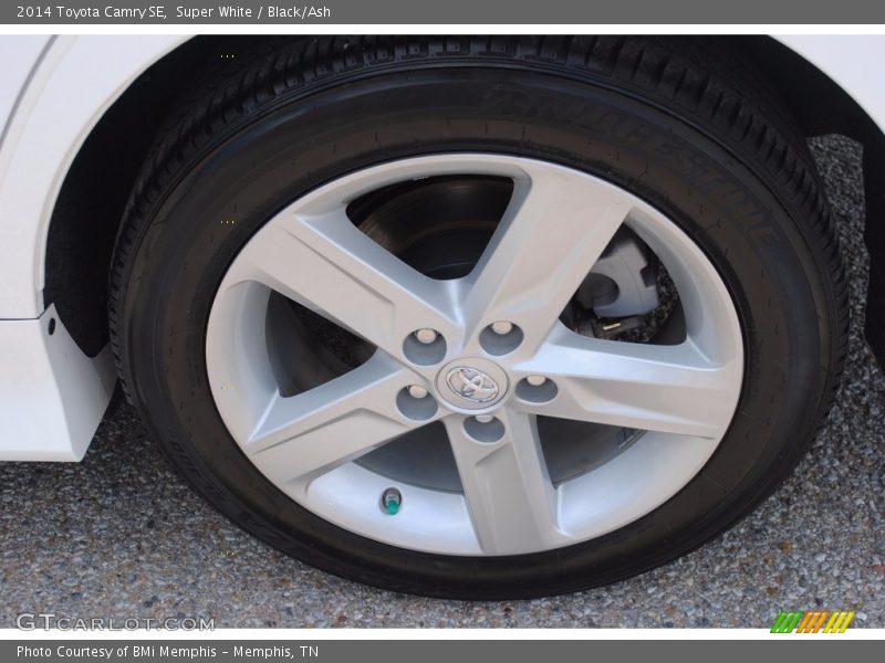 Super White / Black/Ash 2014 Toyota Camry SE