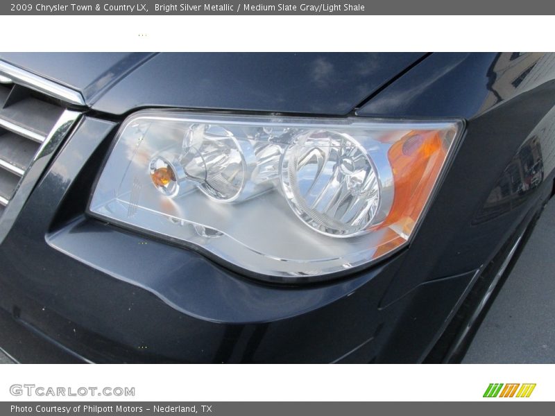 Bright Silver Metallic / Medium Slate Gray/Light Shale 2009 Chrysler Town & Country LX