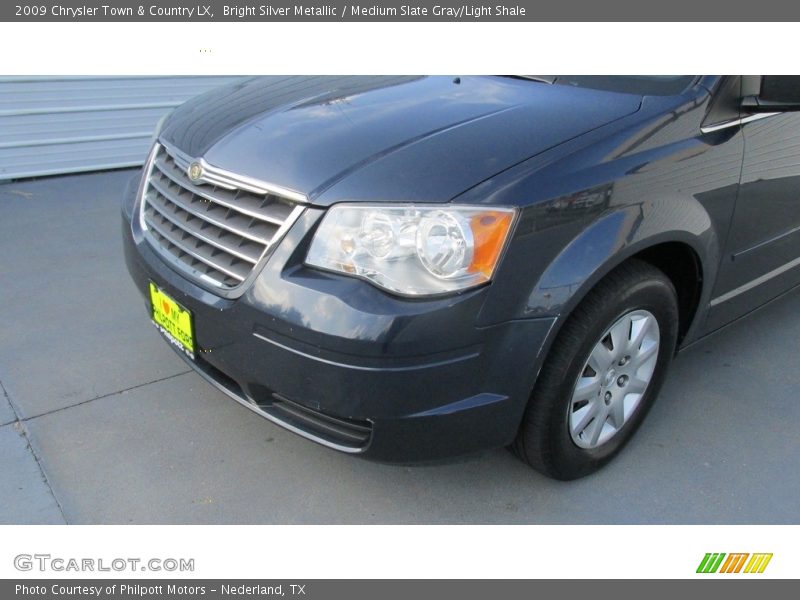 Bright Silver Metallic / Medium Slate Gray/Light Shale 2009 Chrysler Town & Country LX