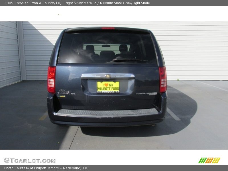Bright Silver Metallic / Medium Slate Gray/Light Shale 2009 Chrysler Town & Country LX