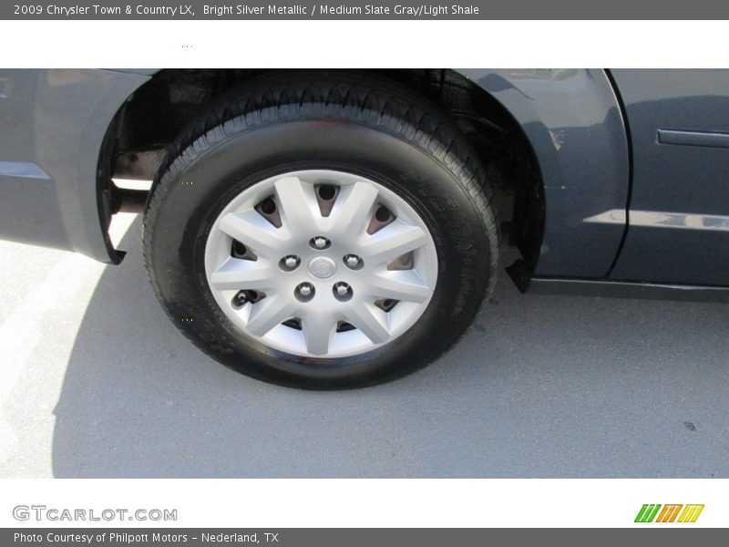 Bright Silver Metallic / Medium Slate Gray/Light Shale 2009 Chrysler Town & Country LX
