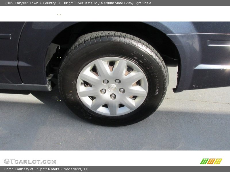 Bright Silver Metallic / Medium Slate Gray/Light Shale 2009 Chrysler Town & Country LX