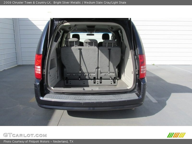 Bright Silver Metallic / Medium Slate Gray/Light Shale 2009 Chrysler Town & Country LX