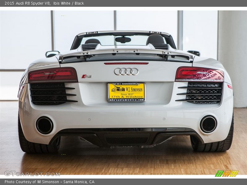 Ibis White / Black 2015 Audi R8 Spyder V8