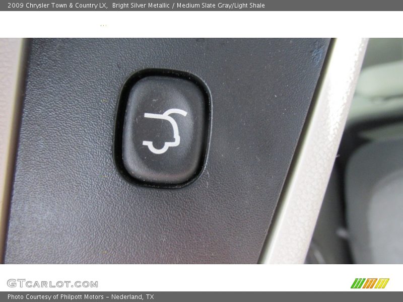 Bright Silver Metallic / Medium Slate Gray/Light Shale 2009 Chrysler Town & Country LX