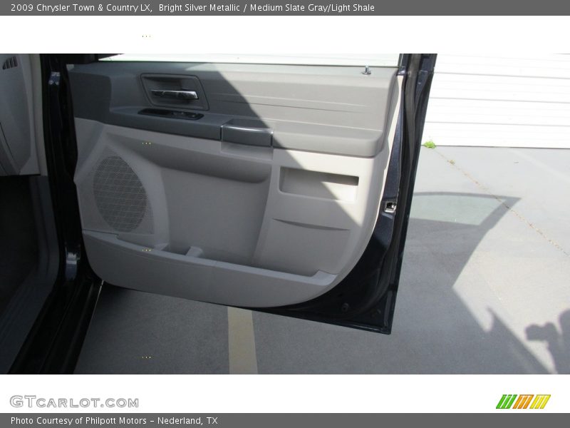 Bright Silver Metallic / Medium Slate Gray/Light Shale 2009 Chrysler Town & Country LX