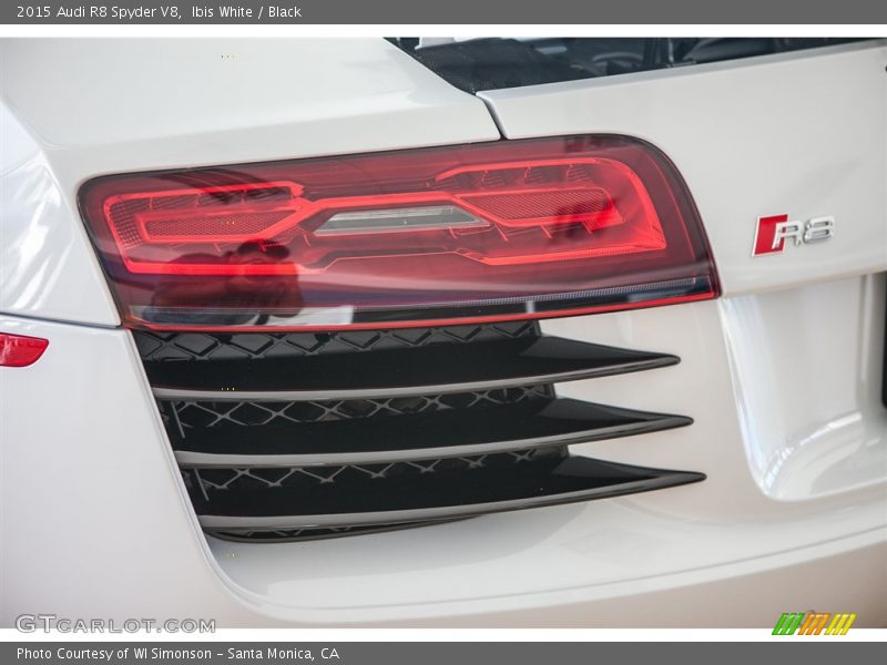 Ibis White / Black 2015 Audi R8 Spyder V8