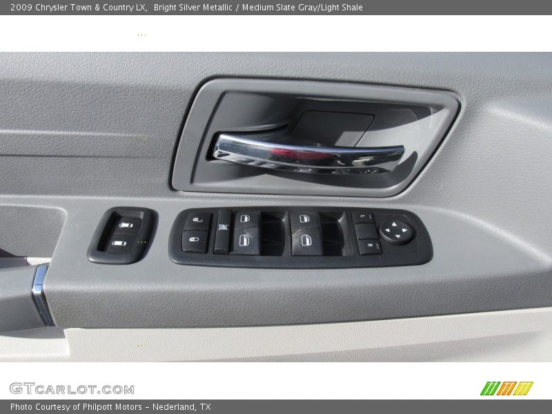 Bright Silver Metallic / Medium Slate Gray/Light Shale 2009 Chrysler Town & Country LX