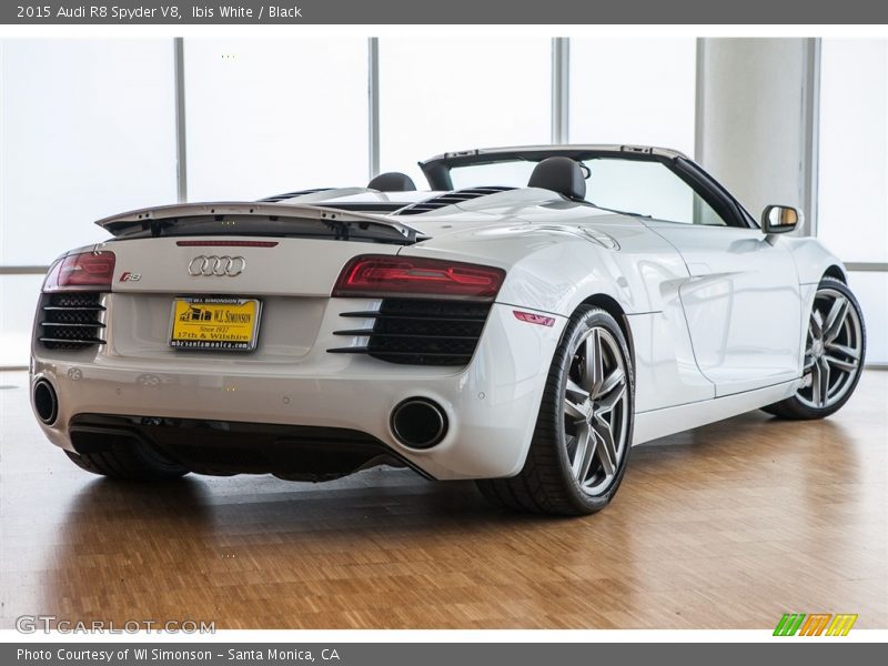 Ibis White / Black 2015 Audi R8 Spyder V8