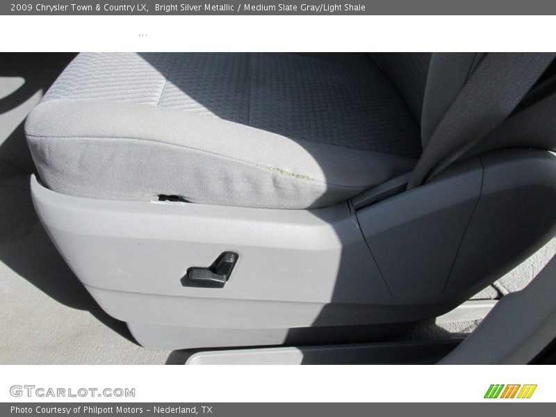 Bright Silver Metallic / Medium Slate Gray/Light Shale 2009 Chrysler Town & Country LX