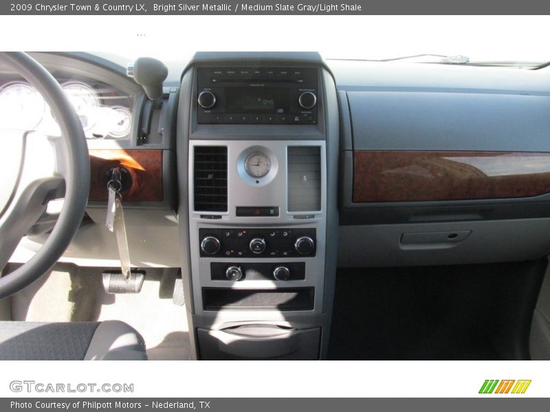 Bright Silver Metallic / Medium Slate Gray/Light Shale 2009 Chrysler Town & Country LX
