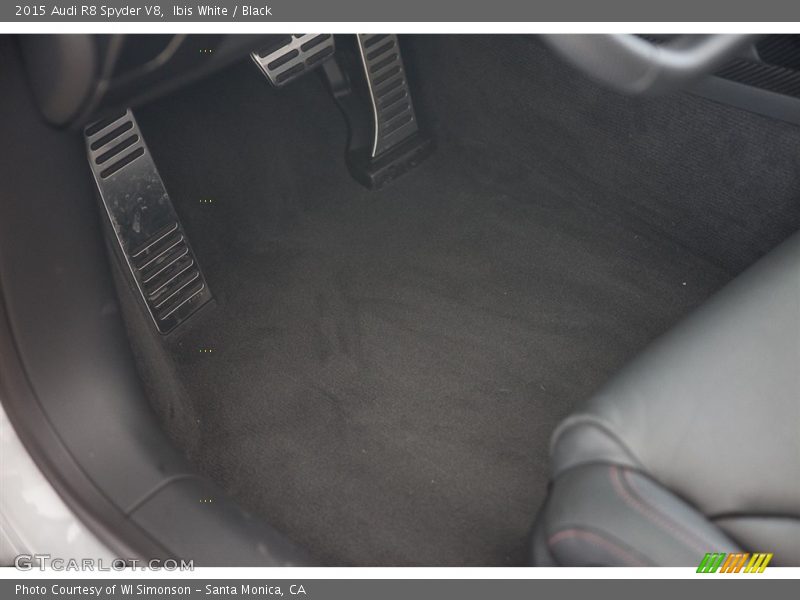Ibis White / Black 2015 Audi R8 Spyder V8