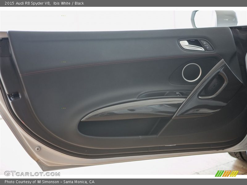 Ibis White / Black 2015 Audi R8 Spyder V8