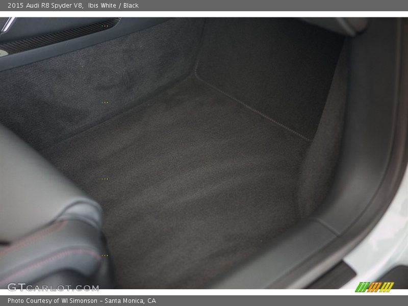 Ibis White / Black 2015 Audi R8 Spyder V8