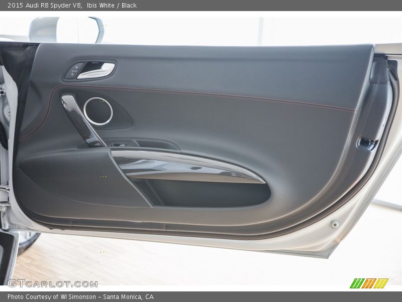 Ibis White / Black 2015 Audi R8 Spyder V8