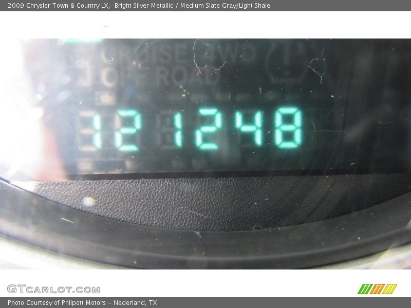 Bright Silver Metallic / Medium Slate Gray/Light Shale 2009 Chrysler Town & Country LX