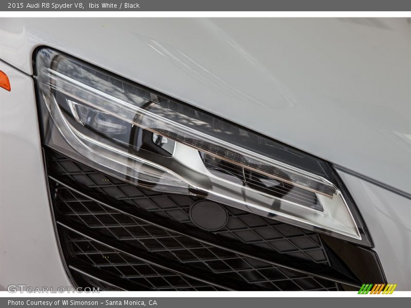 Ibis White / Black 2015 Audi R8 Spyder V8
