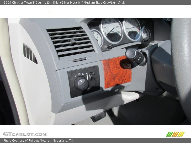 Bright Silver Metallic / Medium Slate Gray/Light Shale 2009 Chrysler Town & Country LX