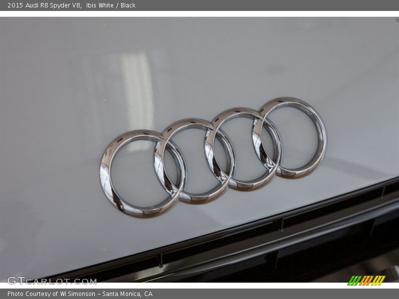 Ibis White / Black 2015 Audi R8 Spyder V8