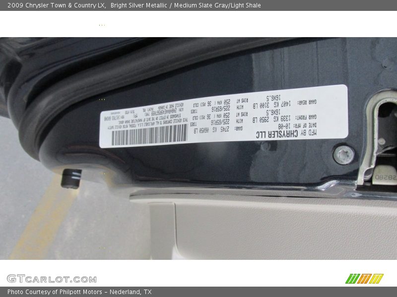 Bright Silver Metallic / Medium Slate Gray/Light Shale 2009 Chrysler Town & Country LX