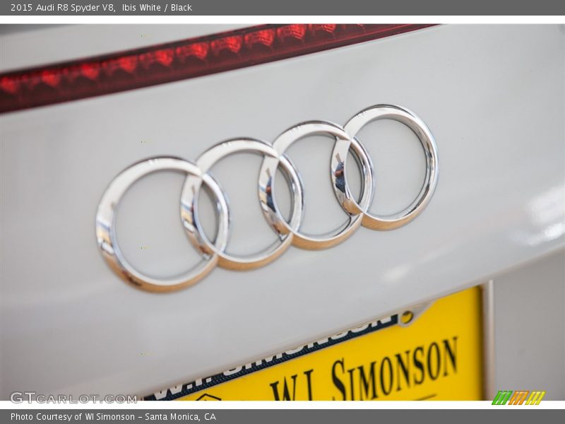Ibis White / Black 2015 Audi R8 Spyder V8