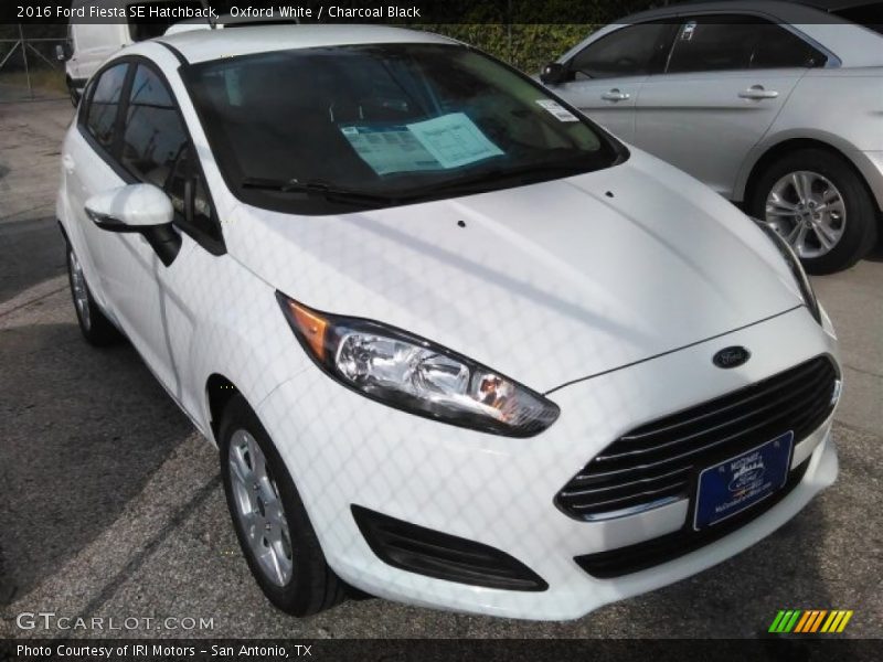 Oxford White / Charcoal Black 2016 Ford Fiesta SE Hatchback