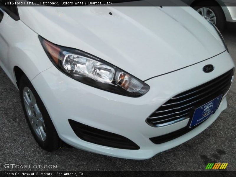 Oxford White / Charcoal Black 2016 Ford Fiesta SE Hatchback