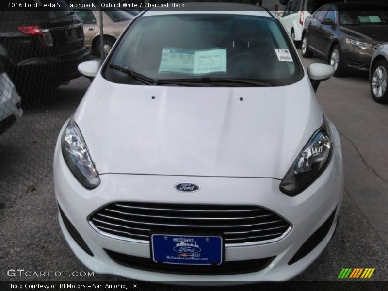 Oxford White / Charcoal Black 2016 Ford Fiesta SE Hatchback