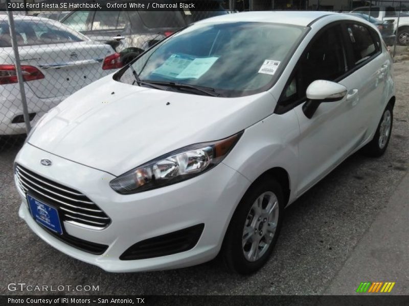 Oxford White / Charcoal Black 2016 Ford Fiesta SE Hatchback
