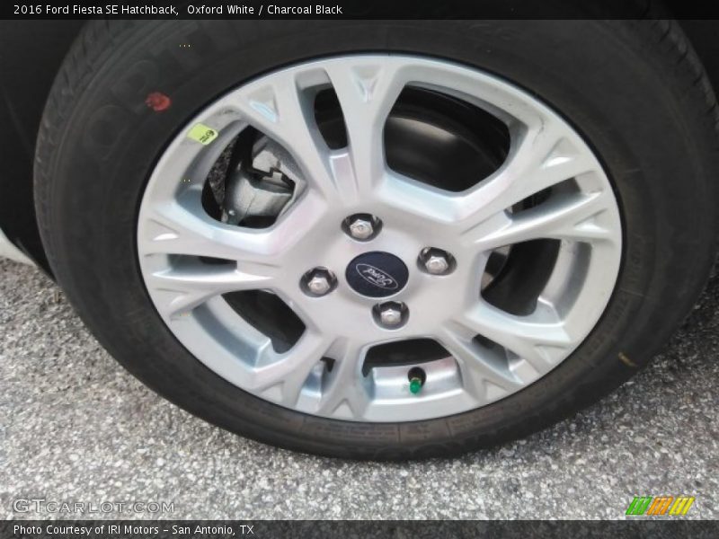 Oxford White / Charcoal Black 2016 Ford Fiesta SE Hatchback