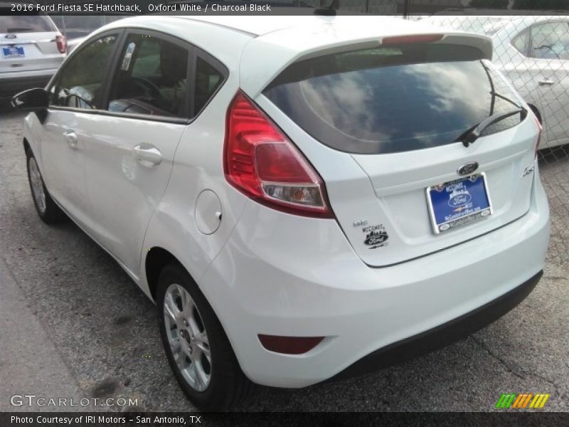 Oxford White / Charcoal Black 2016 Ford Fiesta SE Hatchback