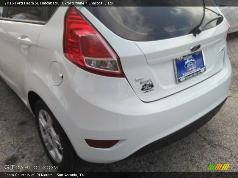 Oxford White / Charcoal Black 2016 Ford Fiesta SE Hatchback