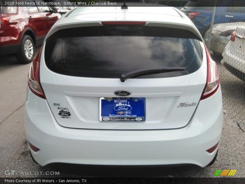 Oxford White / Charcoal Black 2016 Ford Fiesta SE Hatchback