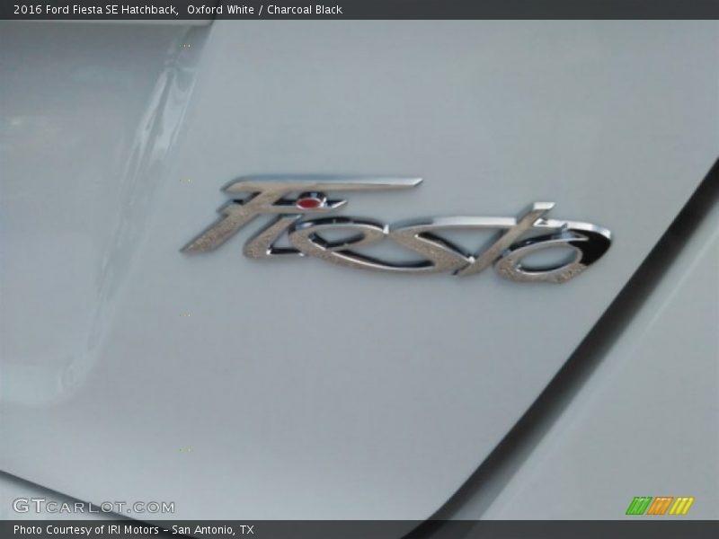Oxford White / Charcoal Black 2016 Ford Fiesta SE Hatchback