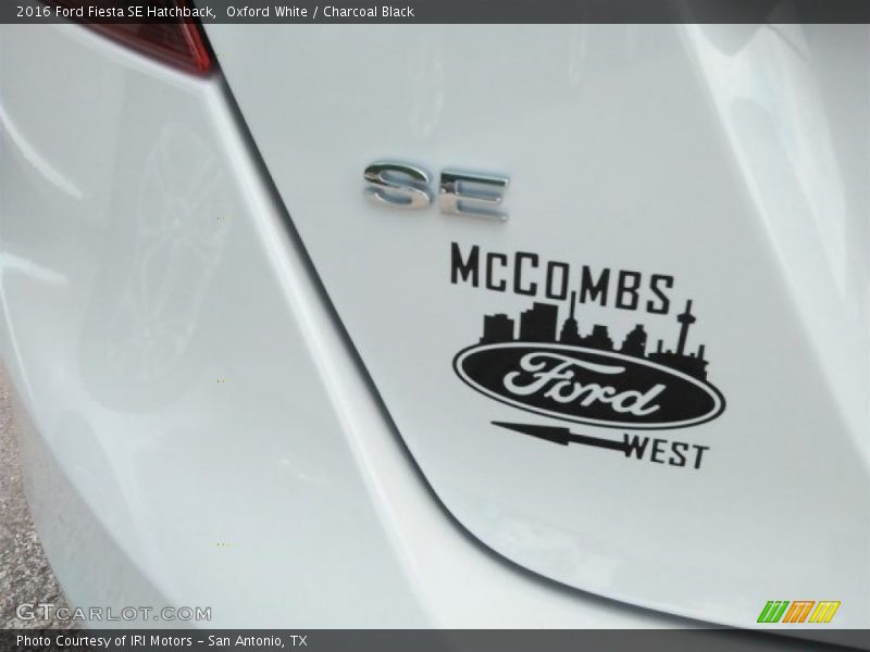 Oxford White / Charcoal Black 2016 Ford Fiesta SE Hatchback