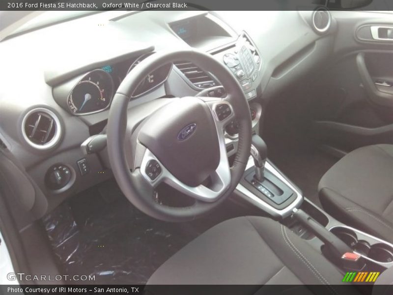 Oxford White / Charcoal Black 2016 Ford Fiesta SE Hatchback