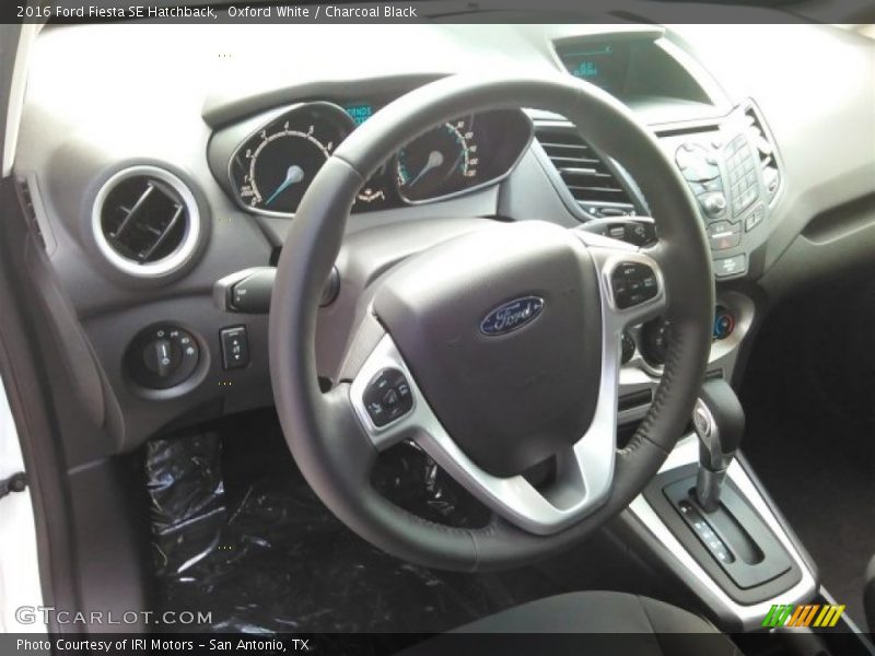 Oxford White / Charcoal Black 2016 Ford Fiesta SE Hatchback