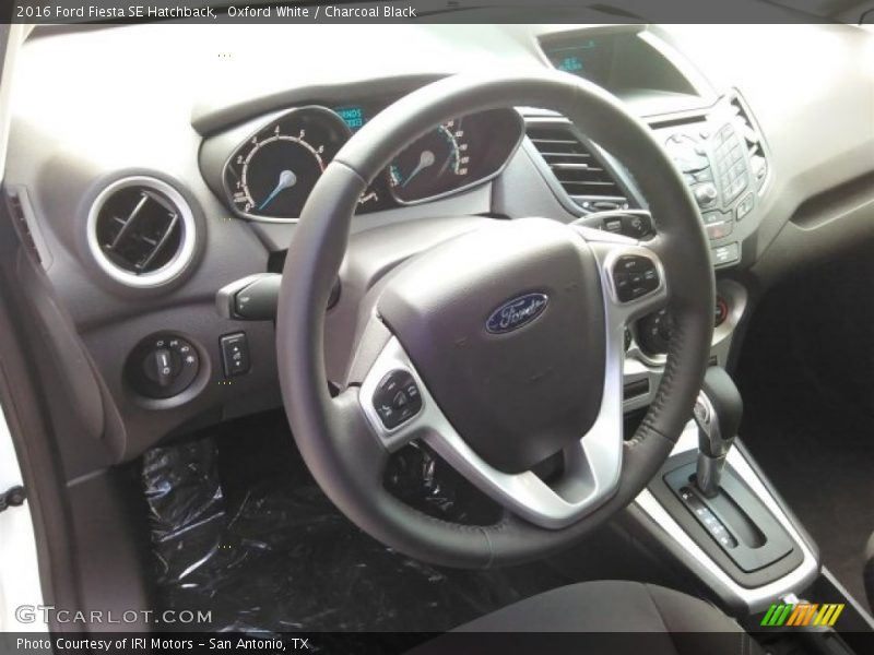 Oxford White / Charcoal Black 2016 Ford Fiesta SE Hatchback