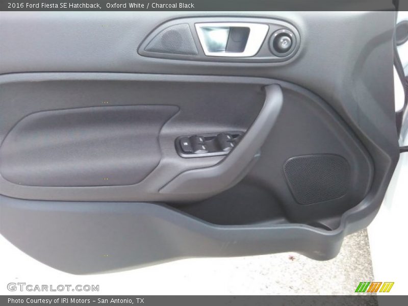 Oxford White / Charcoal Black 2016 Ford Fiesta SE Hatchback