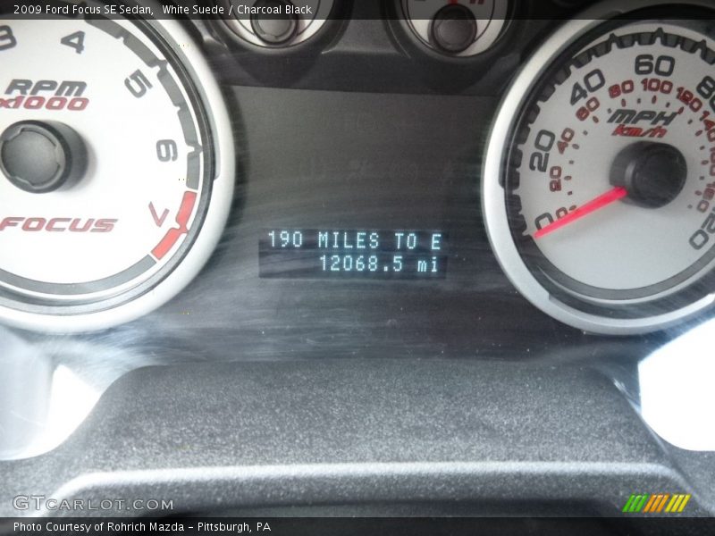 White Suede / Charcoal Black 2009 Ford Focus SE Sedan
