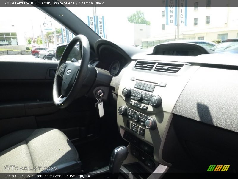 White Suede / Charcoal Black 2009 Ford Focus SE Sedan