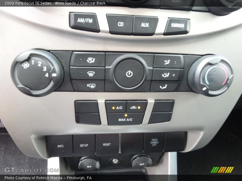 White Suede / Charcoal Black 2009 Ford Focus SE Sedan