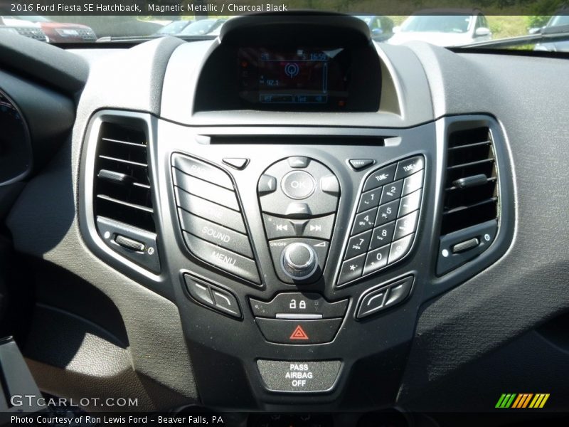 Magnetic Metallic / Charcoal Black 2016 Ford Fiesta SE Hatchback