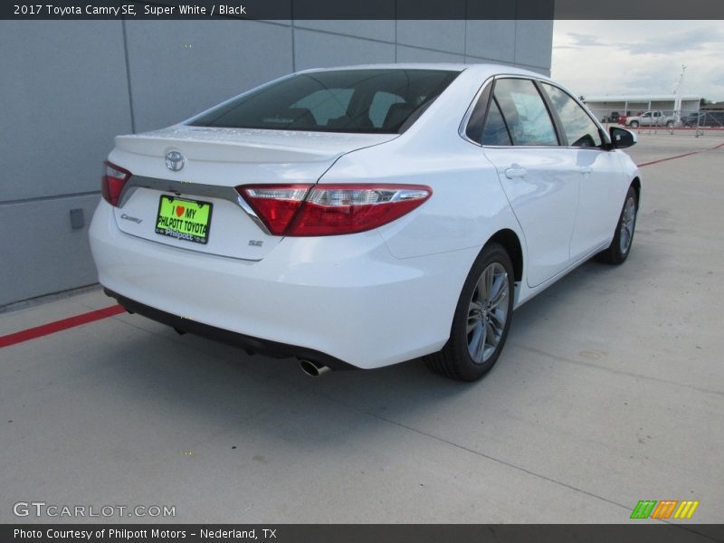 Super White / Black 2017 Toyota Camry SE