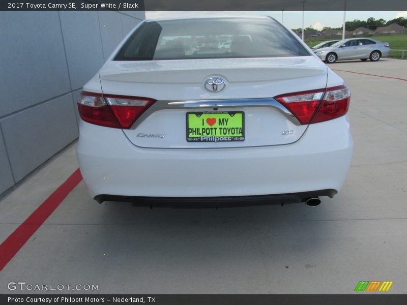 Super White / Black 2017 Toyota Camry SE