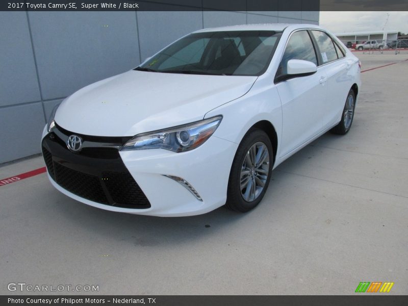 Super White / Black 2017 Toyota Camry SE