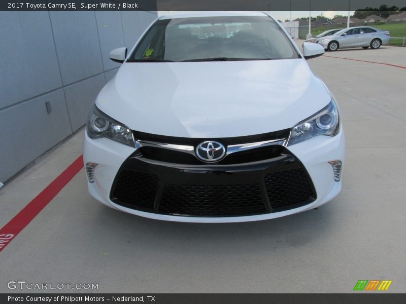 Super White / Black 2017 Toyota Camry SE