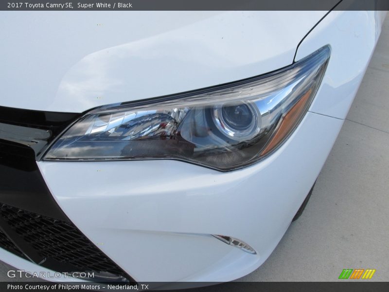 Super White / Black 2017 Toyota Camry SE