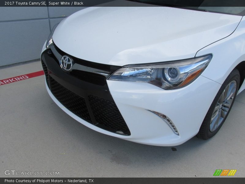 Super White / Black 2017 Toyota Camry SE